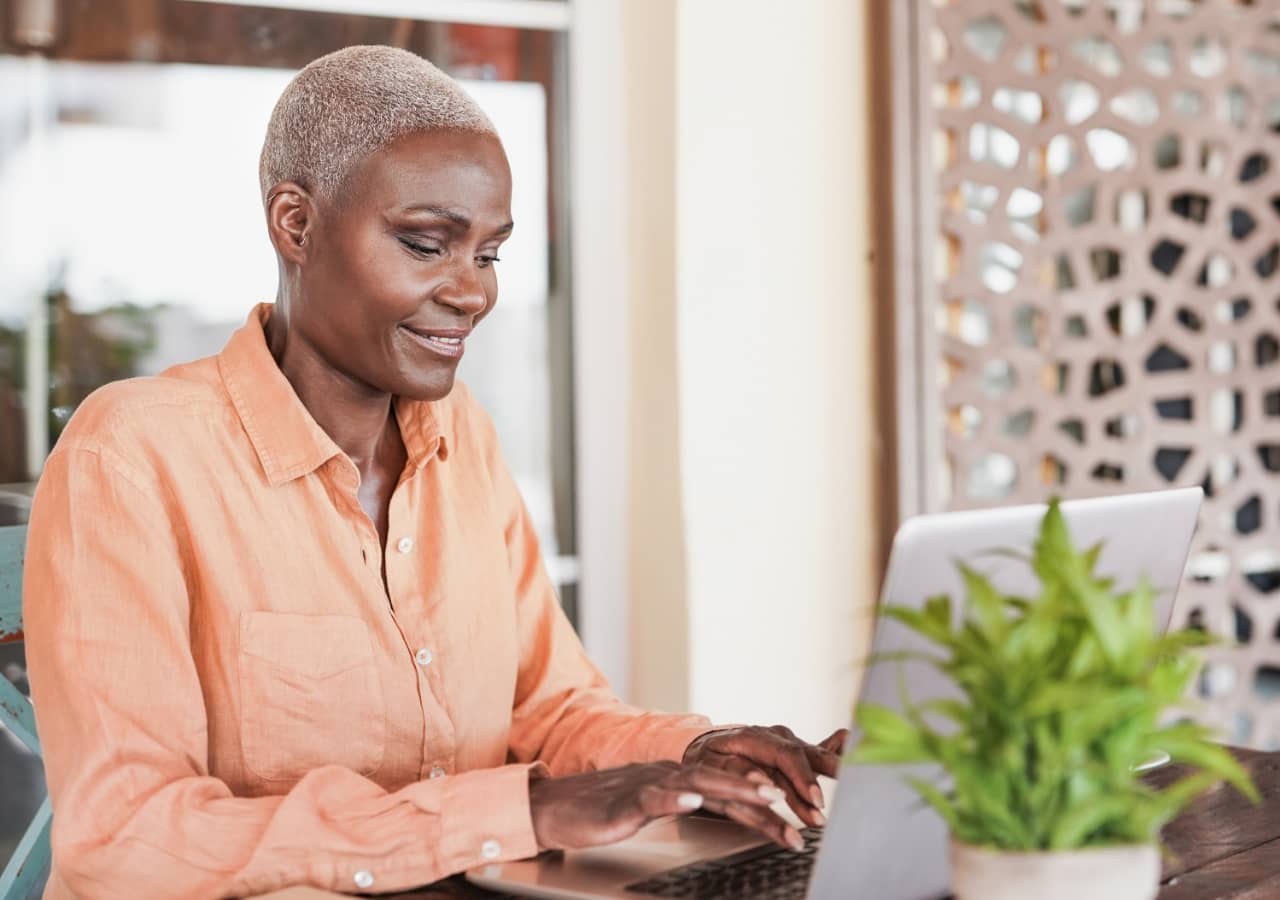 lady on macbook